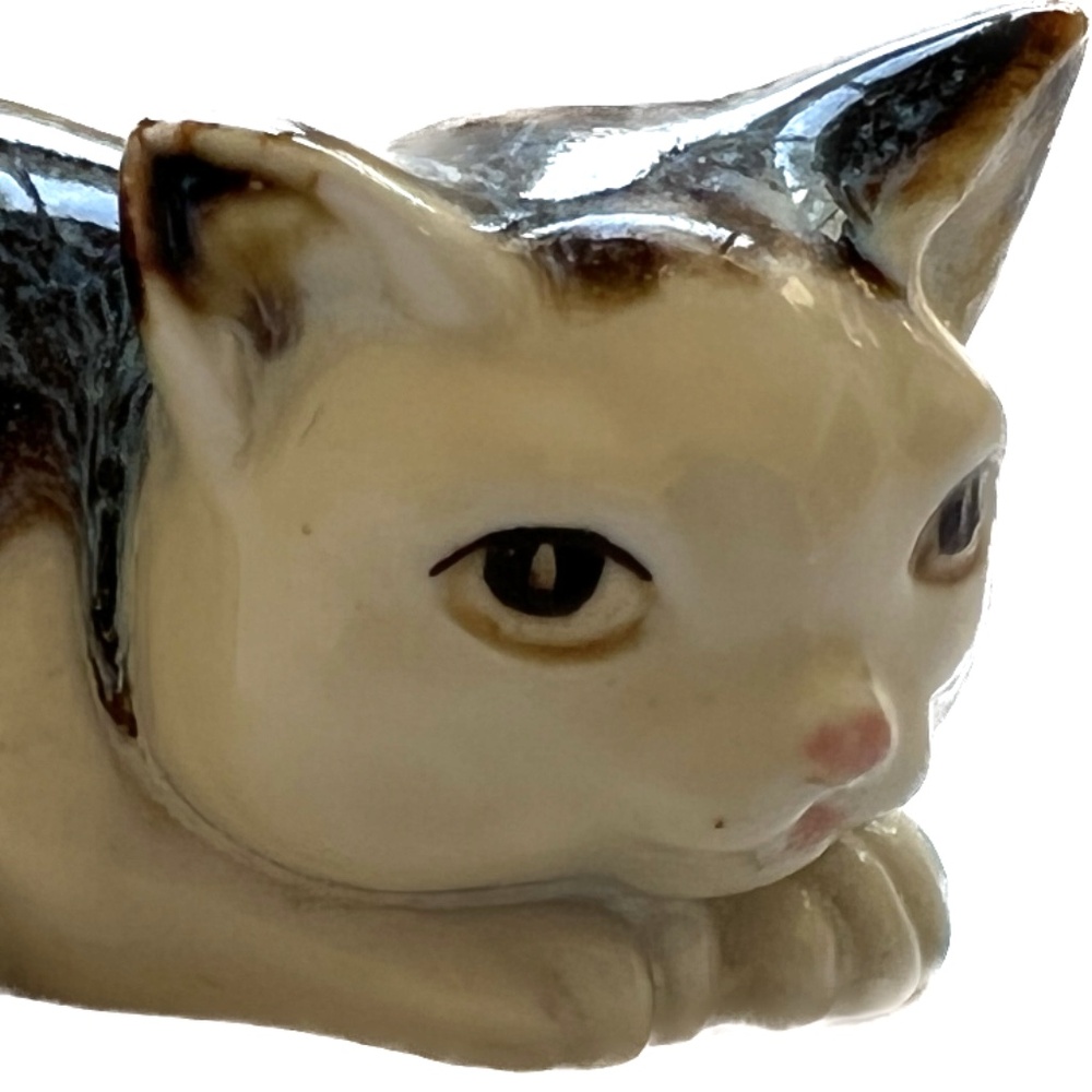 Vintage Cat Ceramic Figurine Laying Down Yellow Eyes Blue Brown Cream Name on - Picture 2 of 7